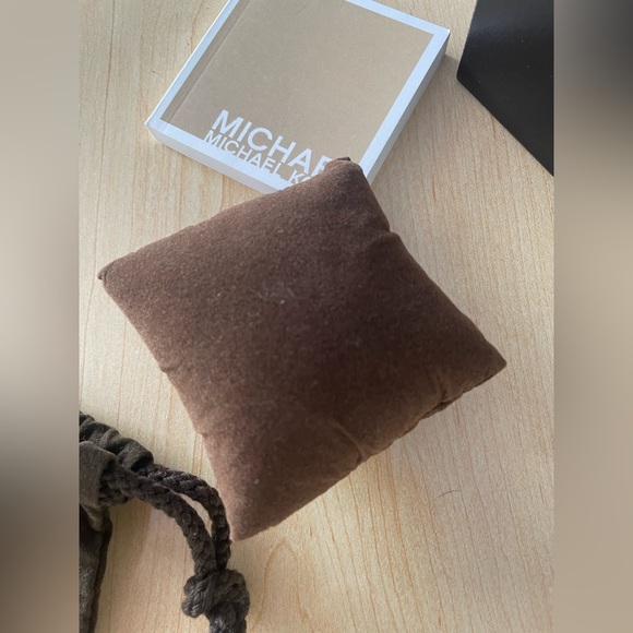 Michael Kors box & pouch - Picture 5 of 6